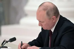 Tổng thống Nga Vladimir Putin ký sắc lệnh công nhận hai khu vực ly khai ở Donbass là các quốc gia độc lập tại Moscow, ngày 21-2.