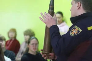 Nhân viên quốc phòng Ukraine đang hướng dẫn các học sinh nhận biết những vũ khí gây nổ.