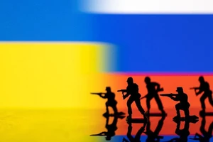 Mô hình các binh sĩ đứng trước nền màu quốc kỳ Ukraine và Nga.