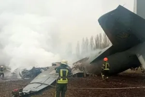 Lực lượng cứu hộ Ukraine có mặt tại nơi một máy bay chiến đấu của nước này bị bắn rơi ở thủ đô Kiev vào ngày 24-2.