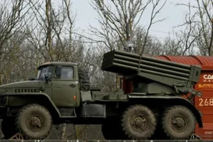 Nhiều thiết bị quân sự của Nga được đưa vào Ukraine bằng các đoàn tàu kéo dài hàng trăm mét.