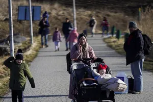 Một gia đình người Ukraine đến cửa khẩu Ba Lan để chạy trốn khỏi các cuộc tấn công của Nga vào ngày 24-2.