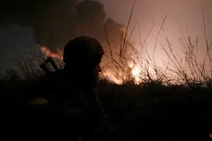 Một binh sĩ Ukraine đứng canh gác tại căn cứ không quân Vasylkiv ở thủ đô Kiev vào ngày 27-2. 