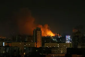 Khói và lửa bốc lên sau cuộc pháo kích của Nga vào ngày 26-2.