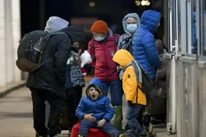 Một gia đình đang chờ được nhập cảnh vào Romania tại biên giới Romania-Ukraine, ở Siret.