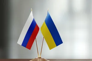 Quốc kỳ Nga (trái) và quốc kỳ Ukraine (phải). 