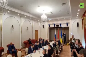 Phái đoàn Nga và phái đoàn Ukraine trong cuộc đàm phán đầu tiên giữa 2 nước ở Belarus, ngày 28-2.
