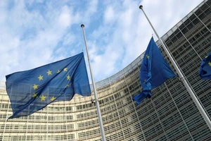 Cờ Liên minh Châu Âu bay phấp phới trước tòa nhà Ủy ban Châu Âu ở Brussels, Bỉ ngày 11-1.