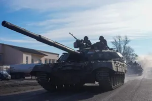 Xe tăng của quân đội Ukraine di chuyển gần TP Kharkov, ngày 24-2.