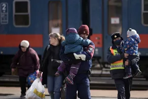 Người tị nạn Ukraine đến ga xe lửa Zahony ở Hungary.