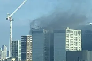 Khói bốc lên nghi ngút từ tòa nhà đang bốc cháy ở London, Anh, ngày 7-3.