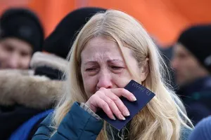 Một phụ nữ Ukraine khóc khi đến bến phà tại cửa khẩu Isaccea-Orlivka, Romania, ngày 7-3.