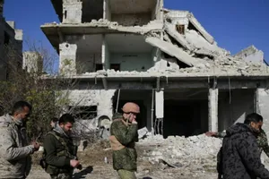 Binh sĩ Nga và Syria tập trung tại trạm kiểm soát ở Karam al-Tarab, phía đông TP Aleppo, Syria, vào ngày 4-12-2016.