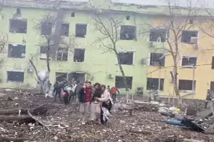 Người dân được giải cứu khỏi bệnh viện nhi ở TP Mariupol bị Nga pháo kích vào ngày 9-3.