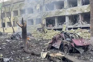Khung cảnh tan hoang sau khi lực lượng Nga tiến hành pháo kích vào một bệnh viện nhi ở TP Mariupol, Ukraine, ngày 9-3.