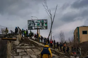 Người dân Ukraine băng qua sông Irpin gần thủ đô Kiev, ngày 4-3.