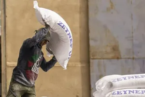 Một công nhân chất đống các bao bột bên trong nhà kho ở thành phố cảng Basra, miền nam Iraq, vào ngày 6-3.