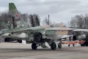 Phi công lái chiếc Su-25 đã may mắn sống sót và hạ cánh thành công sau khi chiếc máy bay bị tên lửa Ukraine bắn trúng.