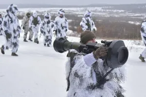 Binh sĩ Ukraine tập trận với tên lửa chống tăng NLAW tại bãi tập ở TP Yavorov, ngày 28-1.