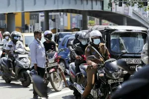 Người dân xếp hàng chờ đổ xăng tại một trạm nhiên liệu của Tập đoàn Dầu khí Ceylon ở Colombo, Sri Lanka, ngày 24-2.