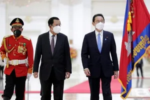 Thủ tướng Nhật Bản Fumio Kishida (phải) và Thủ tướng Campuchia Hun Sen (trái) có cuộc họp tại Phnom Penh vào ngày 20-3.