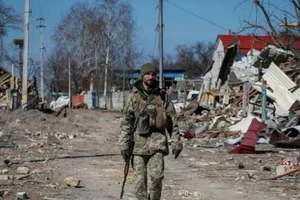 Một binh sĩ Ukraine có mặt tại một ngôi làng bị Nga phá hủy ở miền đông Kiev vào ngày 21-3.