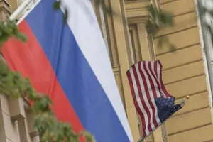 Quốc kỳ Nga và quốc kỳ Mỹ treo bên ngoài Đại sứ quán Mỹ tại Moscow, Nga.