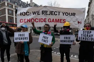 Các nhà hoạt động nhân quyền biểu tình bên ngoài Đại sứ quán Trung Quốc ở London, Anh, ngày 3-2.
