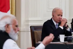 Tổng thống Joe Biden lắng nghe Thủ tướng Ấn Độ Narendra Modi phát biểu trong cuộc họp của QUAD ở Mỹ vào ngày 24-9-2021.
