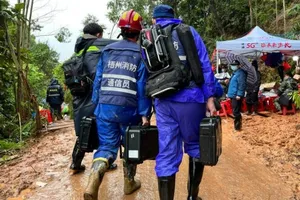 Các nỗ lực cứu hộ đã bị cản trở vì trận mưa như trút nước vào ngày 24-3.