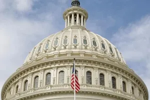 Quốc kỳ Mỹ treo phía trước Điện Capitol ở thủ đô Washington D.C, ngày 12-9-2017.