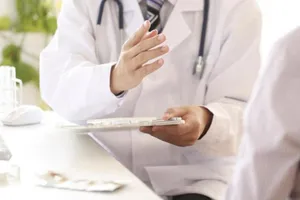 Một bác sĩ đang tư vấn cho bệnh nhân.