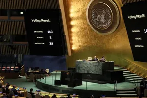 Kết quả bỏ phiếu được hiển thị trên màn hình trong phiên họp đặc biệt của Đại hội đồng Liên Hợp Quốc về chiến dịch quân sự Nga ở Ukraine vào ngày 24-3.