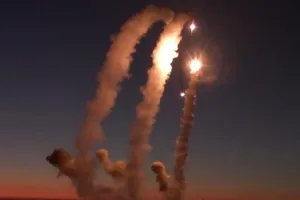 Tàu chiến Nga bắn 4 quả tên lửa hành trình Kalibr.