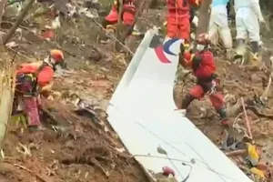 Lực lượng cứu hộ rà soát những con dốc trong rkhu ừng rậm rạp để tìm dấu hiệu của những người sống sót.