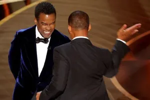Will Smith tát vào mặt nam diễn viên hài Chris Rock vì đem chứng rụng tóc của vợ anh ra đùa giỡn.
