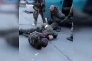 Chính quyền Moscow và Kiev đang tiến hành điều tra đoạn video cho thấy Ukraine tra tấn tù binh Nga.