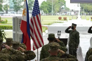 Các binh sĩ Philippines và Mỹ chào cờ trong lễ khai mạc cuộc tập trận quân sự chung "Balikatan" tại TP Quezon, Philippines vào ngày 28-3.