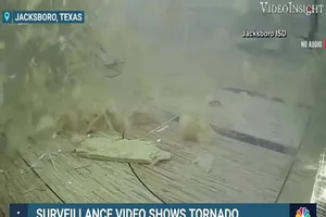 Cơn lốc xoáy phá hủy toàn bộ phòng tập thể dục của một trường tiểu học ở bang Texas, Mỹ.