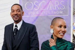 Will Smith và vợ anh, Jada Pinkett Smith, chụp hình chung tại thảm đỏ buổi lễ trao giải Oscar 2022.