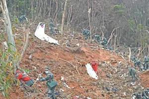 Lực lượng cứu hộ đang tìm kiếm những mảnh vỡ của chiếc Boeing 737-800 của China Eastern Airlines bị rơi hôm 21-3.