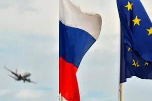 Quốc kỳ Nga (trái) và cờ Liên minh châu Âu (EU).