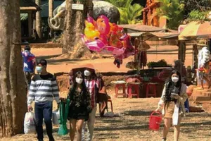 Người dân Campuchia đeo khẩu trang khi đi ra đường.