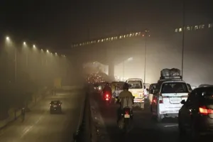 Người dân Ấn Độ lái xe trên con đường chìm trong khói bụi bẩn ở New Delhi, vào ngày 5-11-2020.