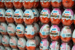 Những quả trứng chocolate Kinder được trưng bày trong siêu thị.