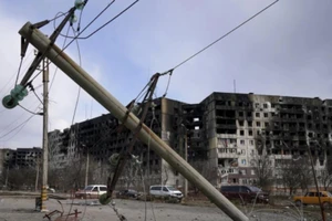 Đường phố và các tòa nhà dân cư ở Ukraine hư hỏng nặng sau các cuộc không kích của Nga.