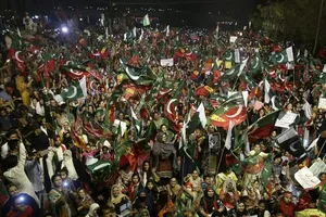 Những người ủng hộ Thủ tướng bị phế truất Imran Khan xuống đường biểu tình ở Karachi, Pakistan vào ngày 10-4.