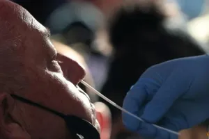 Nhân viên y tế đang lấy mẫu xét nghiệm COVID-19 cho một người đàn ông ở Quảng trường Thời đại, TP New York, Mỹ, ngày 26-12-2021.