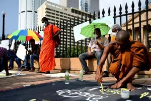 Một nhà sư đang chuẩn bị tham gia cuộc biểu tình bên ngoài lối vào văn phòng tổng thống Sri Lanka ở thủ đô Colombo.