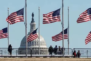 Người dân Mỹ đứng tại Đài tưởng niệm Washington để tưởng nhớ 500.000 người đã qua đời vì COVID-19 vào ngày 24-2-2021.